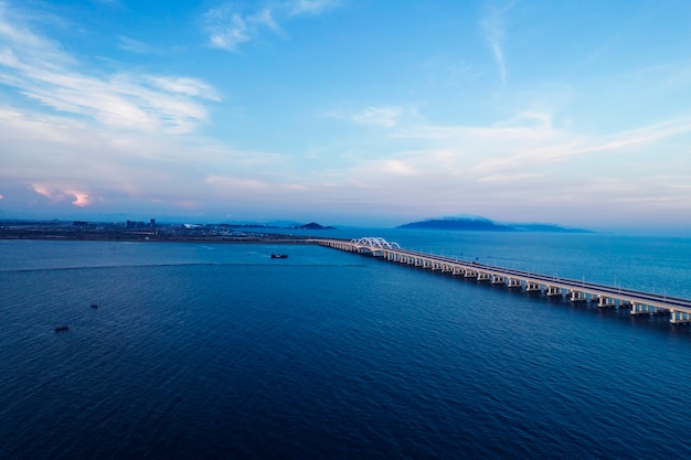 Photo de paysage : un pont sur la mer