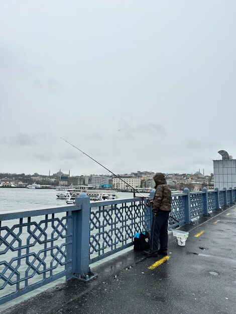 photo d'un pêcheur sur le pont de Galata à Istanbul