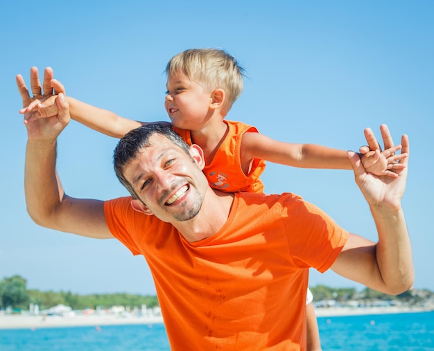 Photo d'un père et d'un fils heureux sur la plage