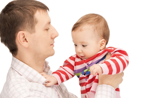 photo d'un père heureux avec un bébé adorable