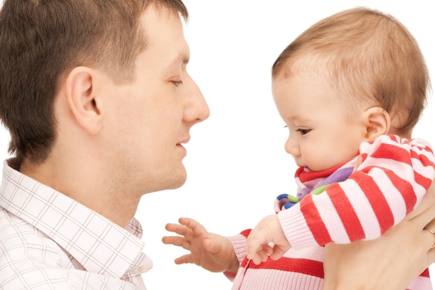 photo d'un père heureux avec un bébé adorable