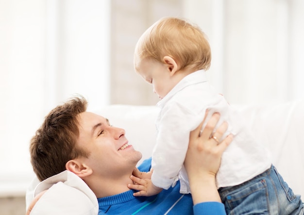 photo d'un père heureux avec un bébé adorable