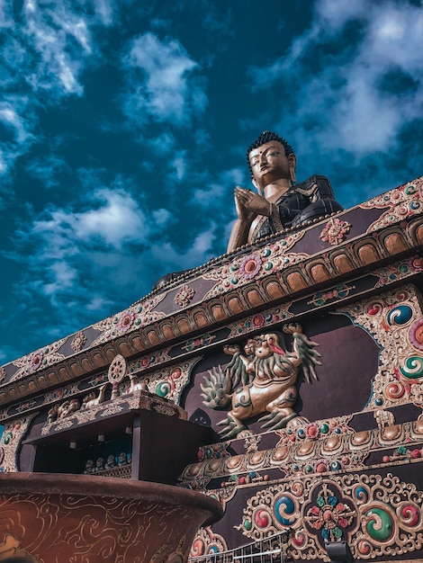 Photo en petit angle de la sculpture de Bouddha au parc du Bouddha de Ravangla au Sikkim, en Inde,