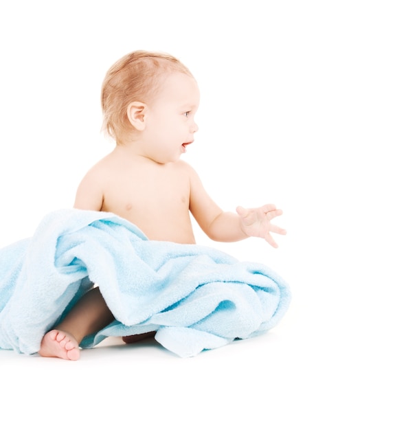 photo de petit garçon avec une serviette bleue sur blanc