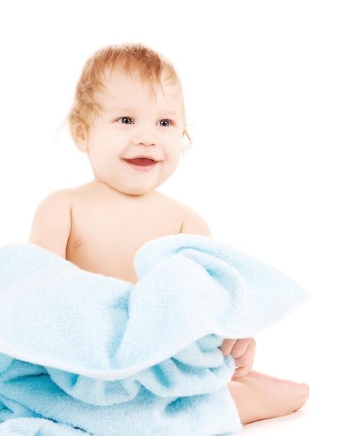 photo de petit garçon avec une serviette bleue sur blanc