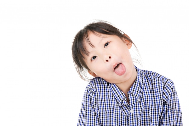 Photo d&#39;une petite fille asiatique en regardant la caméra avec le visage souriant.