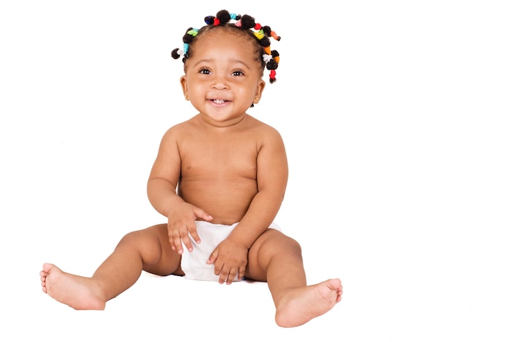 Photo photo d'une petite fille heureuse assise et dessinant sa couche