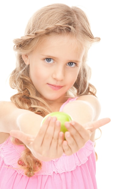 photo de petite fille à la pomme verte