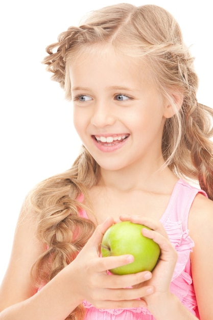 photo de petite fille à la pomme verte