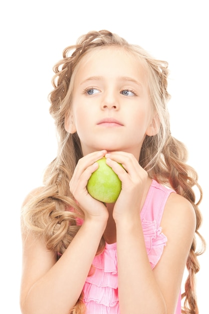 photo de petite fille à la pomme verte
