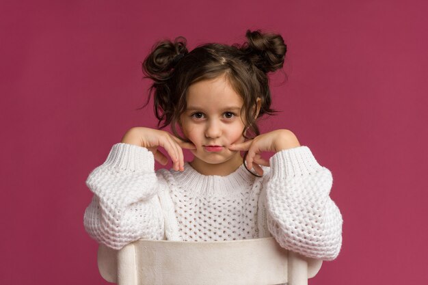 Photo de petite fille souriante isolée