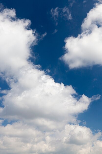 Photo avec une petite profondeur de champ ciel bleu avec des cumulus blancs. Printemps