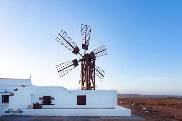 Photo Photo d'un bâtiment de moulin à vent vintage classique dans les îles Canaries