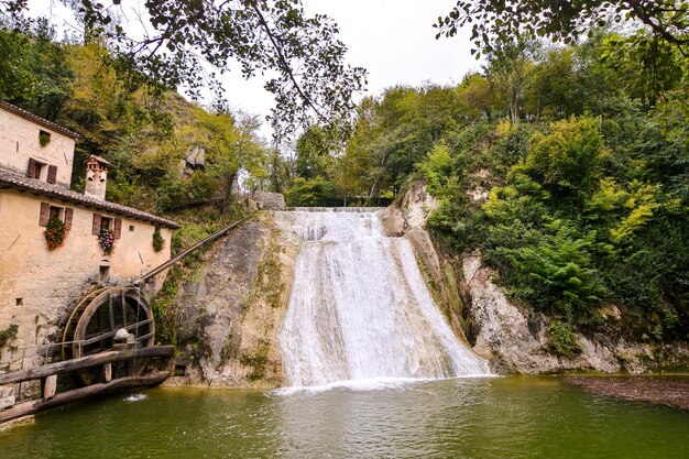 Photo photo d'une belle cascade d'éclaboussures d'eau