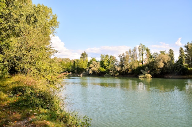 Photo Photo de la belle rivière Brenta sauvage dans le nord de l'Italie