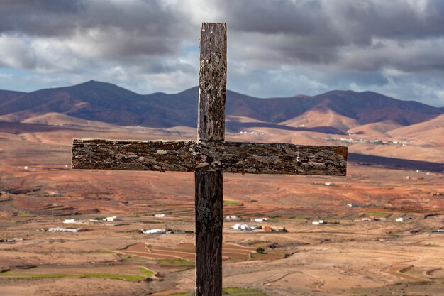 Photo Photo d'une croix en bois classique sur l'île de Fuerteventura