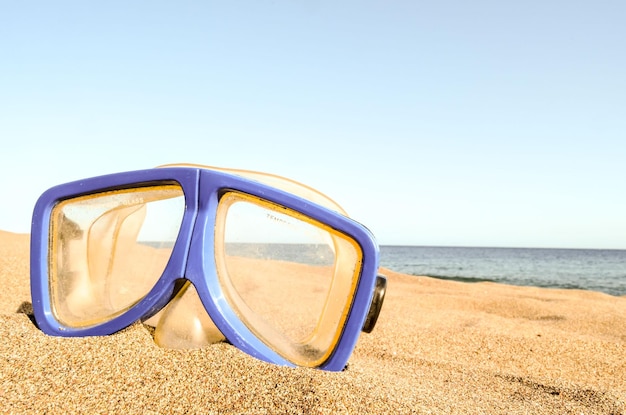 Photo Photo d'un masque de plongée sur la plage de sable