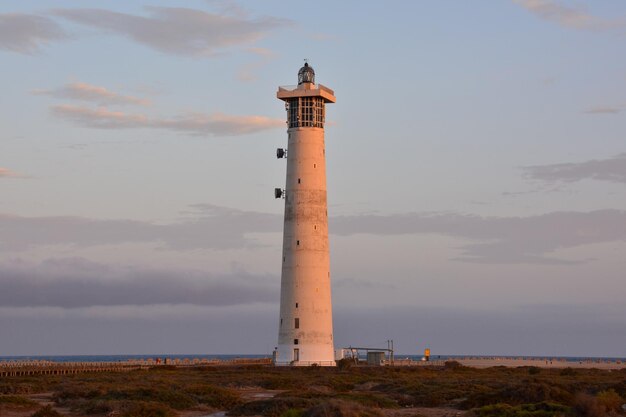 Photo Photo d'un vieux phare près de la mer