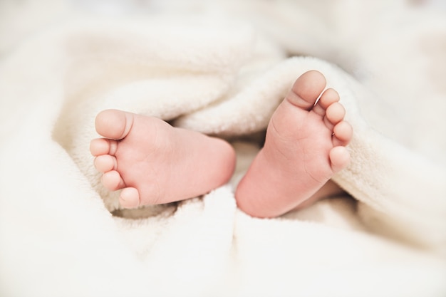 Photo de pieds de bébé nouveau-né