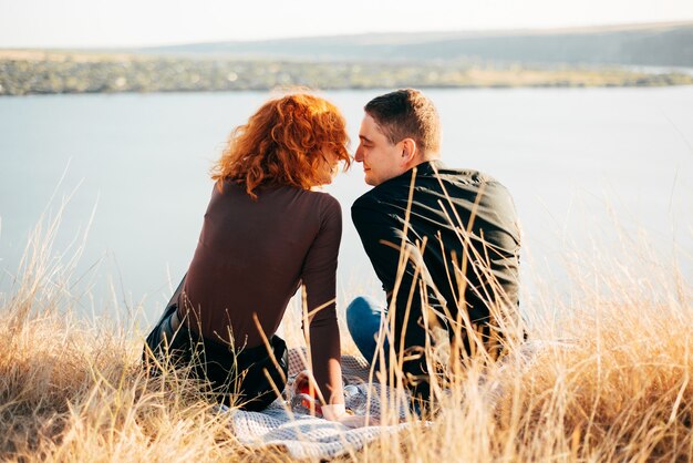 Une photo d'un pique-nique romantique sur un champ