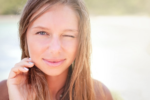 Photo de plage de voyage de vacances d'été - portrait de femme heureuse avec bronzage