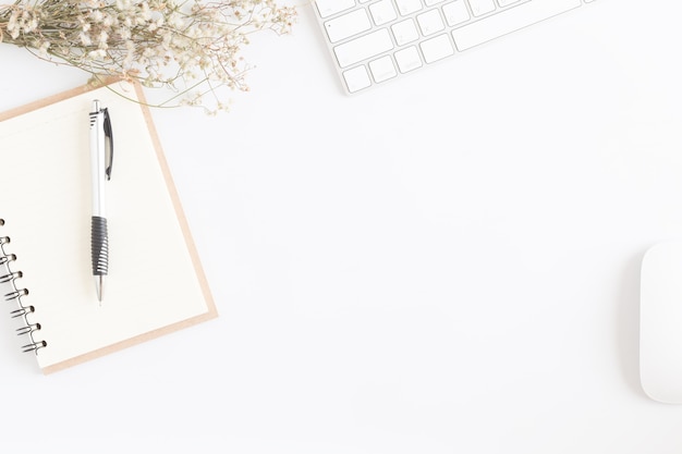 Photo plat de bureau avec souris et clavier, fond blanc avec vue de dessus de stylo