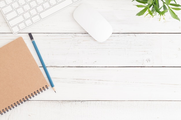 Photo plat de bureau avec souris et clavier