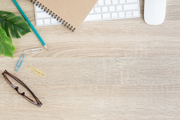 Photo plat de bureau avec souris et clavier