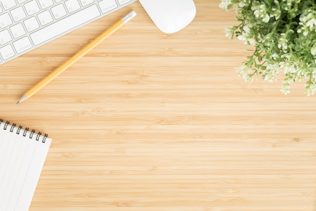 Photo à plat de bureau avec souris et clavier