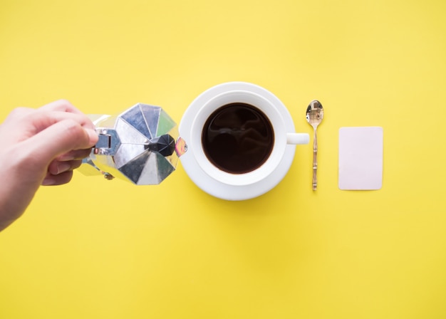 Photo plat créatif de café et moka pot sur fond jaune