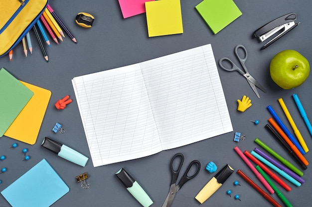 Photo à plat du bureau de l'espace de travail avec des accessoires scolaires ou des fournitures de bureau