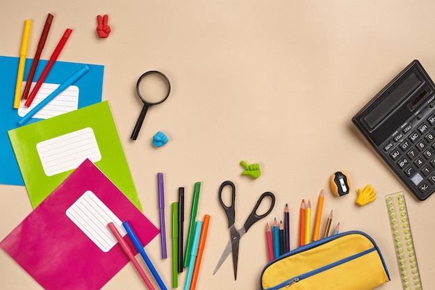 Photo à plat du bureau de l'espace de travail avec des accessoires scolaires ou des fournitures de bureau