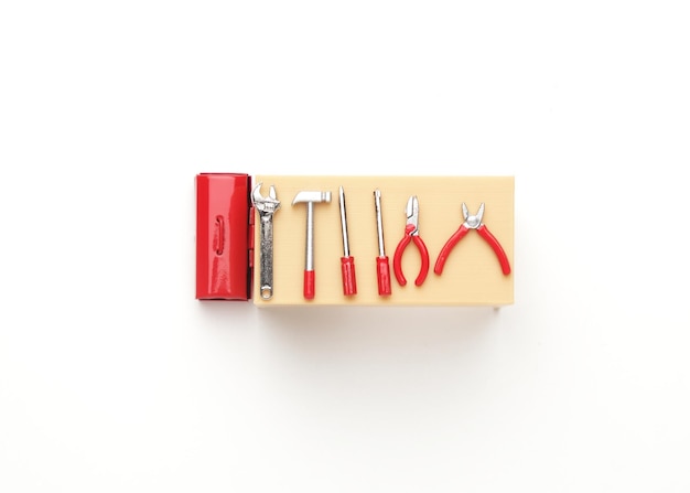 Photo photo plate d'outils pratiques sur la table de bureau sur fond blanc