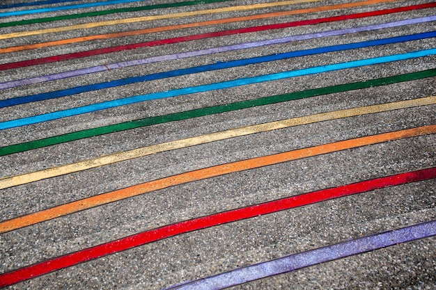 Une photo en plein cadre de crayons multicolores dans la rue