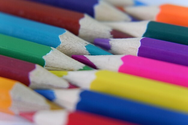 Photo une photo en plein cadre de crayons multicolores