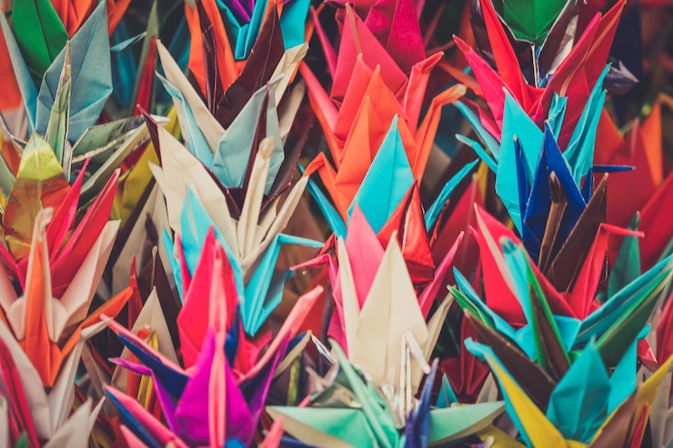 Photo une photo en plein cadre de grues en papier colorées