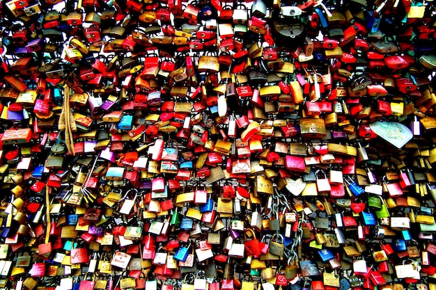 Photo une photo en plein cadre de parapluies multicolores