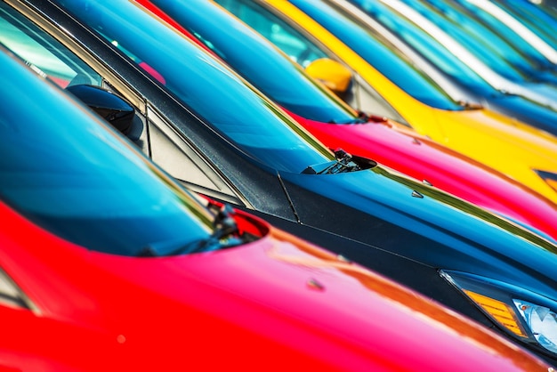 Photo une photo en plein cadre de voitures colorées garées à l'extérieur