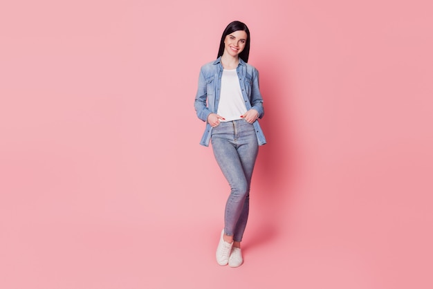 Photo pleine grandeur de jeune femme séduisante heureuse sourire positif porter une tenue décontractée isolée sur fond de couleur rose