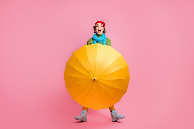 Photo Pleine Longueur D'une Fille émerveillée Excitée Profiter Du Week-end D'hiver à Pied Cacher Pull Pull Avec Son Parasol Ouvert Porter Des Chaussures à La Mode élégantes Isolé Sur Un Mur De Couleur Rose