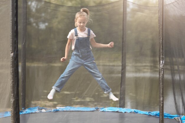 Photo pleine longueur de petite fille drôle