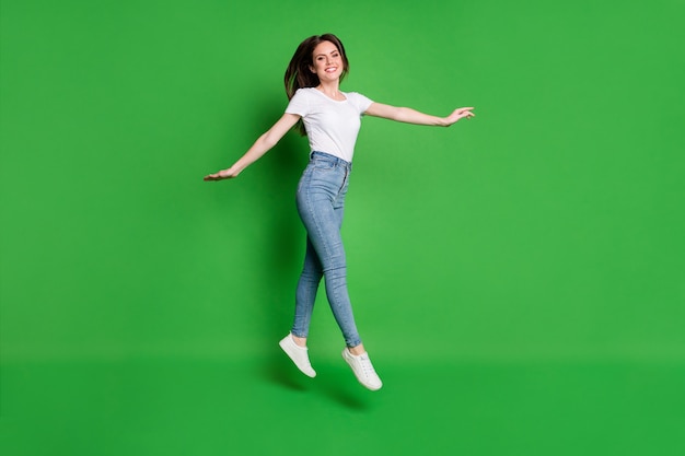 Photo pleine longueur de saut de fille positif isolé sur fond de couleur vibrante breen