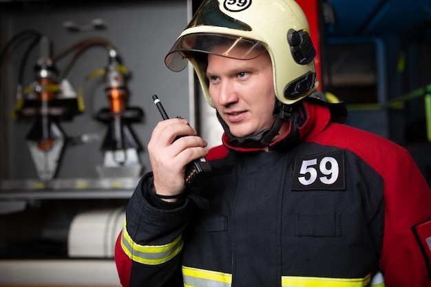 Photo d'un pompier en casque parlant à la radio