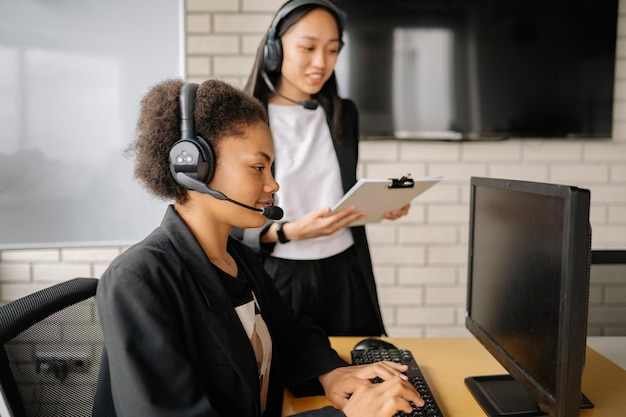 Photo photo portant un casque de microphone travaillant dans le bureau du centre d'appels