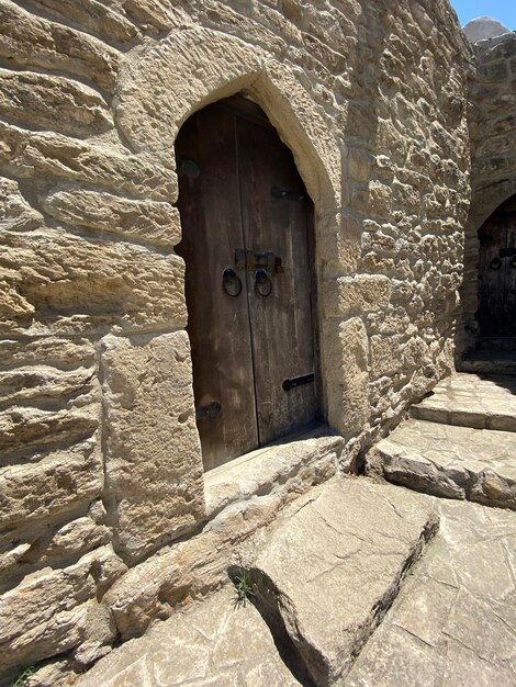 Photo de porte en bois traditionnelle avec une poignée