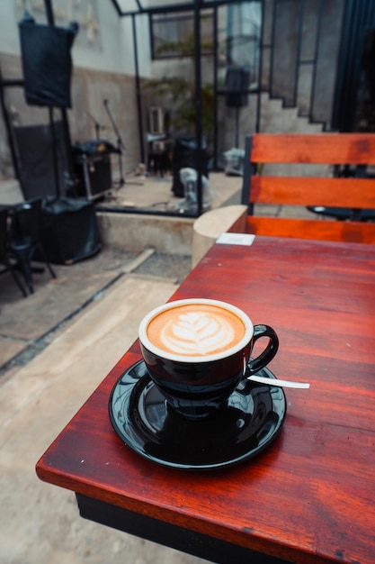 Photo portrait de cappuccino au coin d'une table en bois marron avec espace de copie. super pour le café