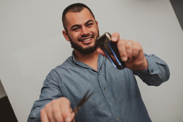 Photo de portrait d'un coiffeur fou isolé sur fond blanc Photo de haute qualité