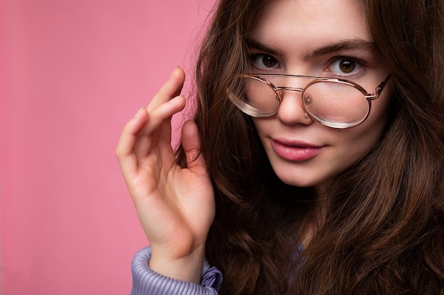 Photo de portrait en gros plan d'une belle jeune femme brune positive portant des vêtements décontractés et