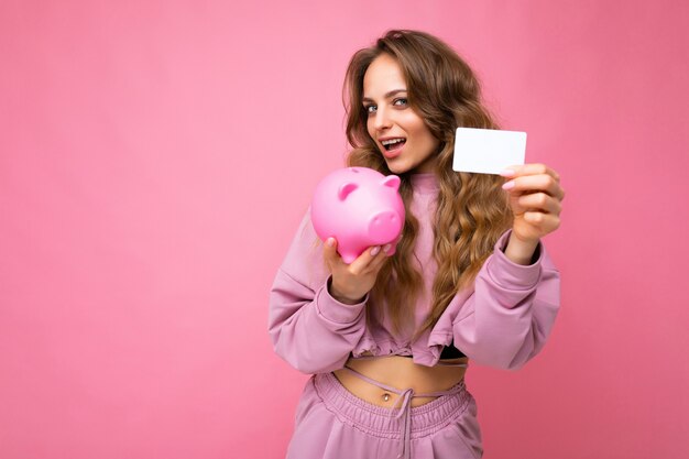 Photo de portrait d'une jeune belle femme séduisante souriante et positive aux longs cheveux blonds ondulés