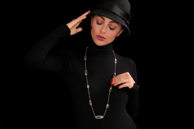 Photo portrait de jeune fille avec collier et chapeau noir